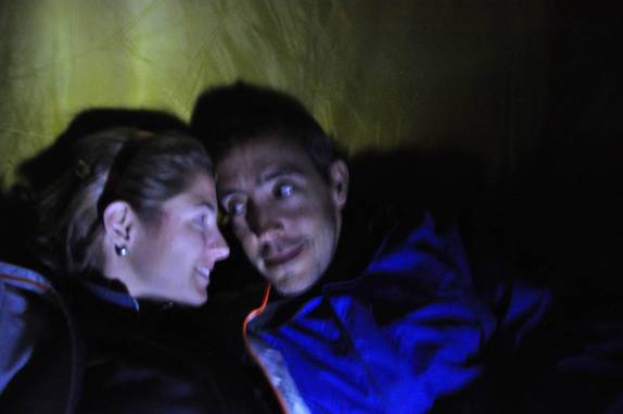 Felizes com o dia magnífico, acampados ao lado do Race Track, no Death Valley National Park, na Califórnia - EUA